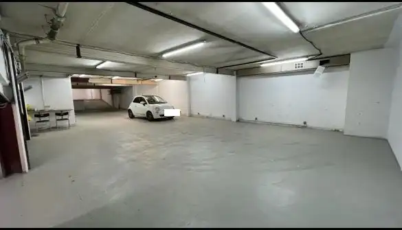 Parkplatz von Fabrikhallen zum Verkauf in Barcelona