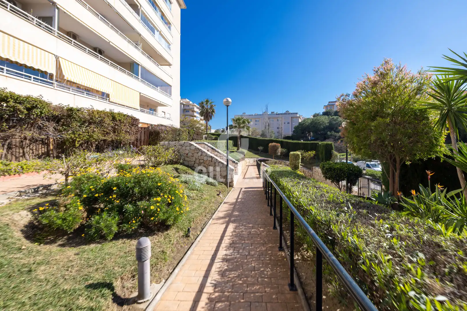 Außenansicht von Wohnung zum Verkauf in Benalmádena mit Privatgarten, Schwimmbad und Möbliert