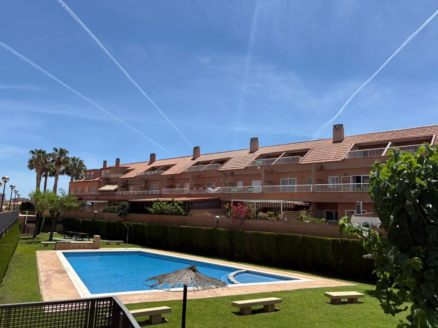 Vista exterior de Casa o xalet en venda en Alicante / Alacant amb Aire condicionat, Terrassa i Piscina comunitària