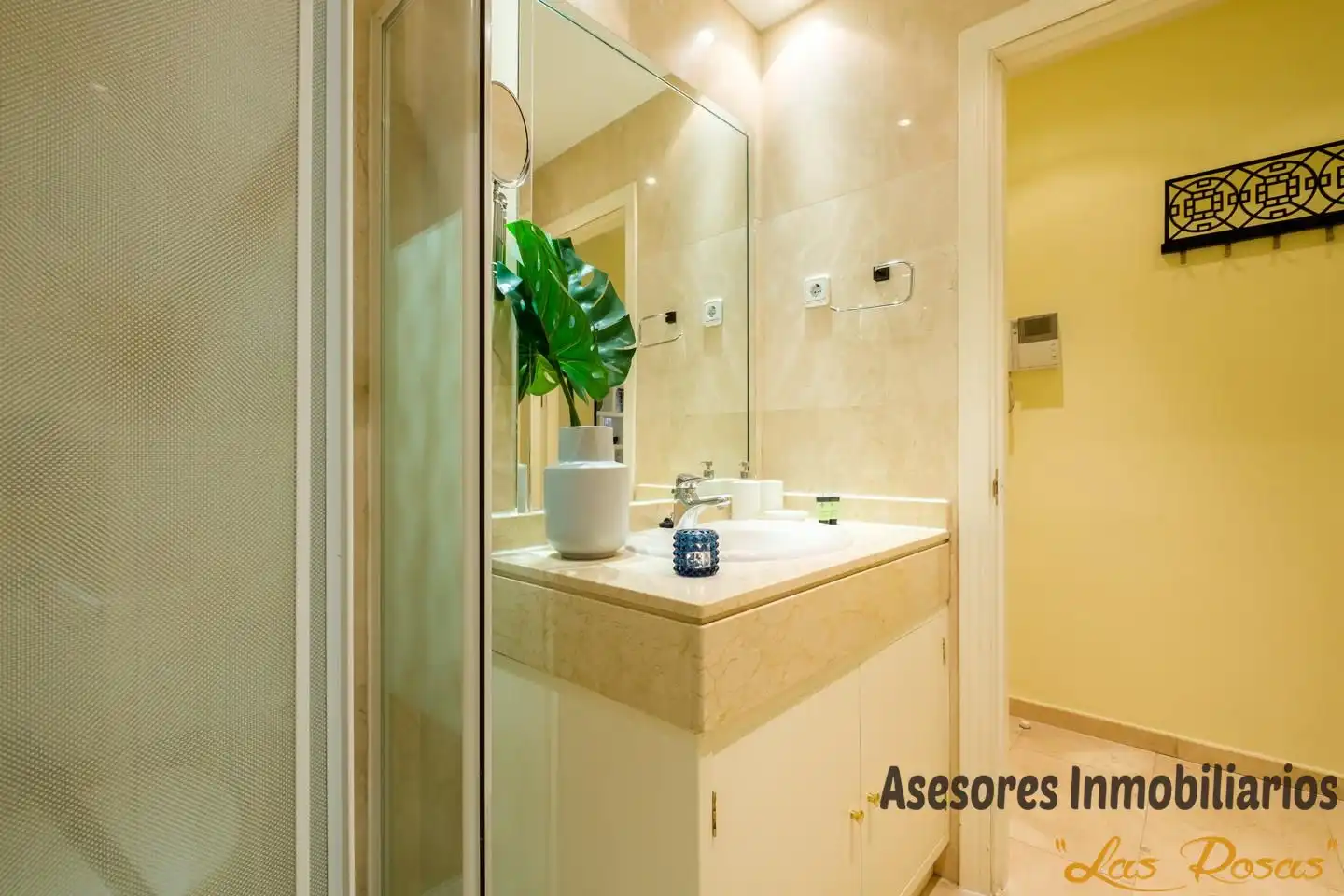 Badezimmer von Wohnung zur Miete in Madrid mit Klimaanlage und Möbliert
