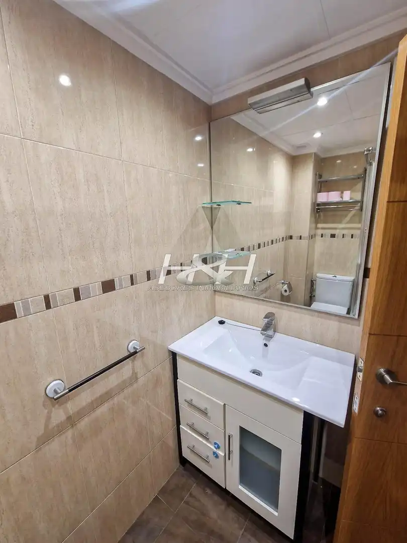 Bathroom of Flat for rent in Burjassot  with Air Conditioner, Storage room and Furnished