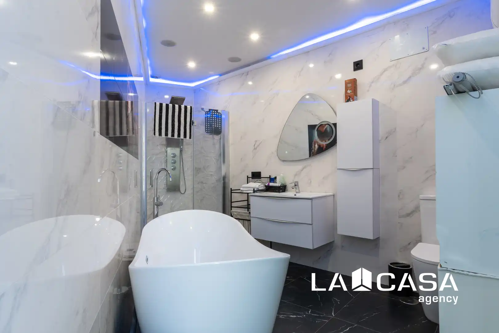 Bathroom of Houses for sale in Dos Hermanas  with Air Conditioner, Terrace and Storage room