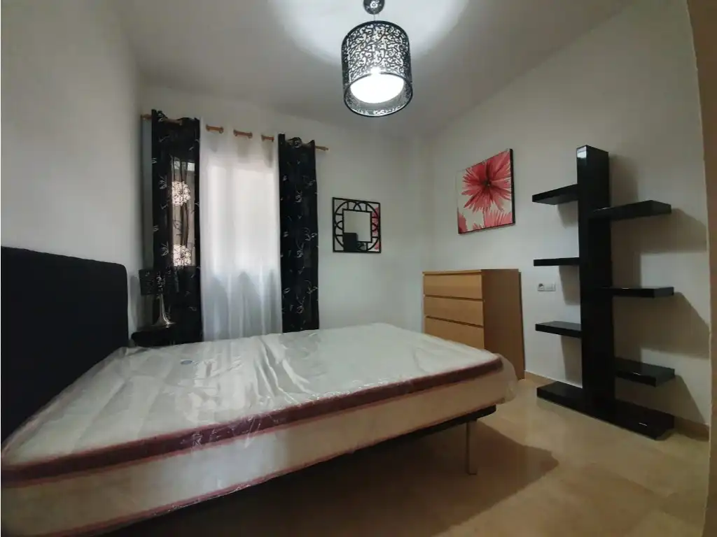 Schlafzimmer von Wohnung zum Verkauf in La Línea de la Concepción mit Möbliert, Ofen und Mikrowelle