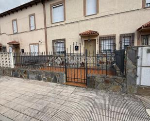 Vista exterior de Casa adosada en venda en Montalbo amb Aire condicionat, Calefacció i Piscina comunitària