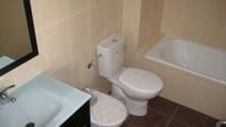 Bathroom of Flat for sale in Fuensalida  with Air Conditioner, Heating and Terrace