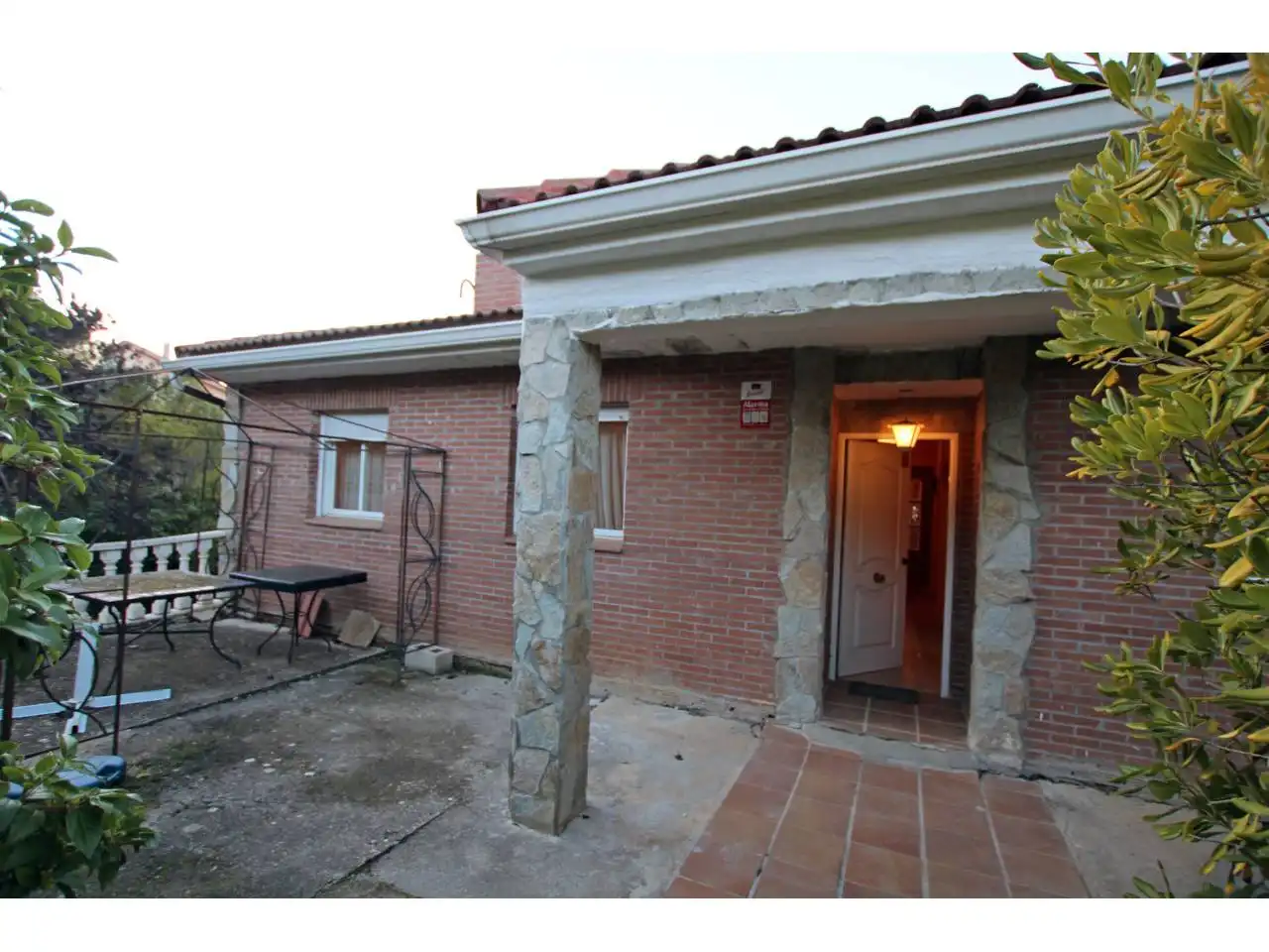 Vista exterior de Casa o xalet en venda en Valdeaveruelo amb Calefacció, Jardí privat i Terrassa