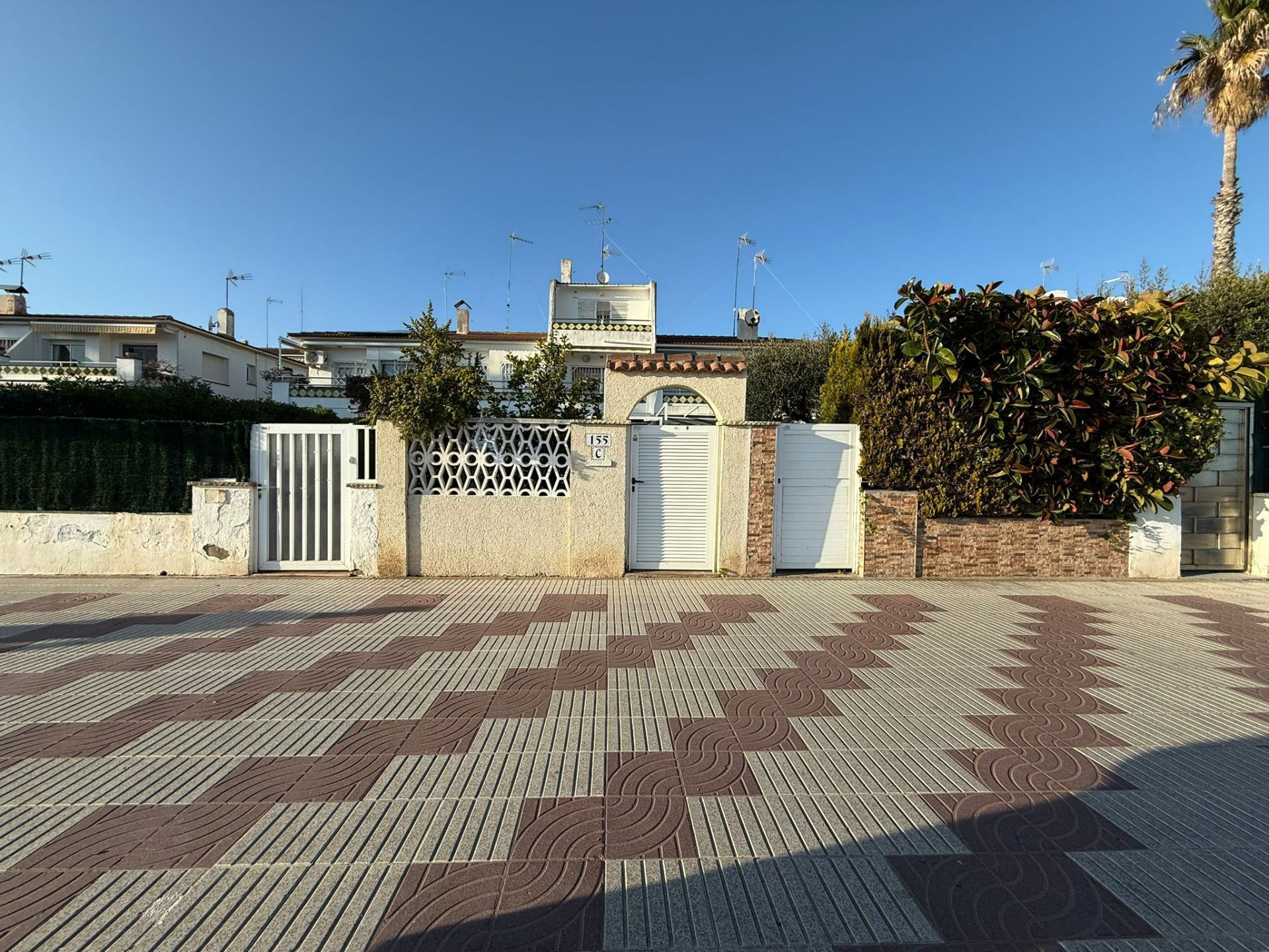 Vista exterior de Casa adosada en venda en Cunit amb Calefacció, Jardí privat i Terrassa