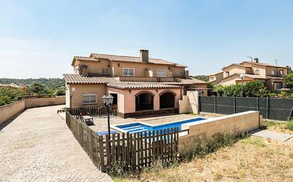 Vista exterior de Casa o xalet en venda en Collbató amb Aire condicionat, Terrassa i Piscina