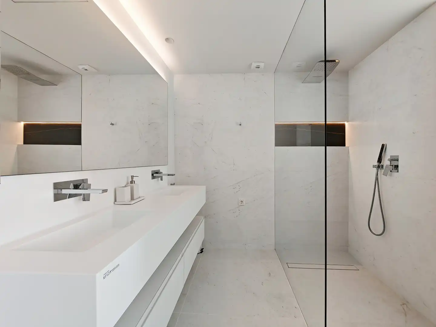 Baño de Planta baja en venta en Marbella con Terraza, Trastero y Piscina
