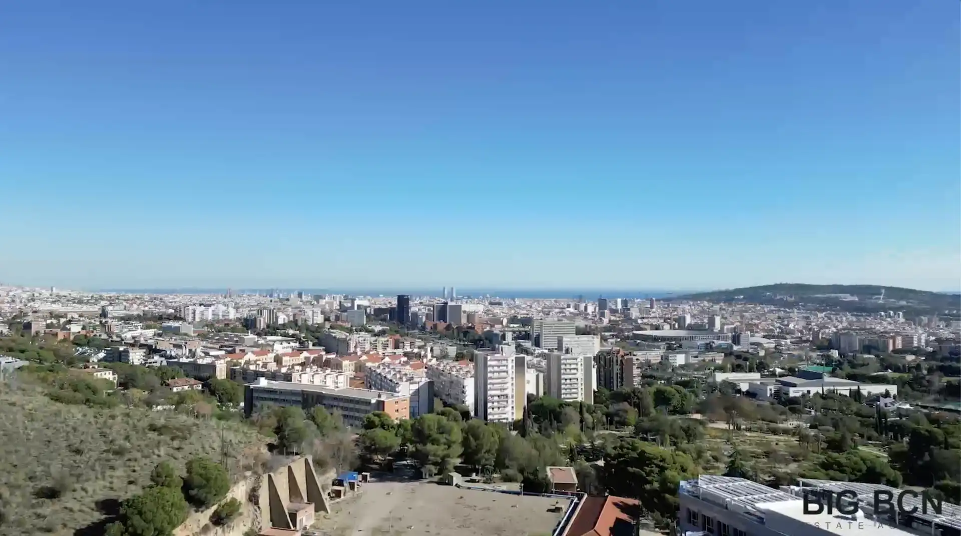 Vista exterior de Casa o xalet en venda en L'Hospitalet de Llobregat amb Aire condicionat, Calefacció i Jardí privat