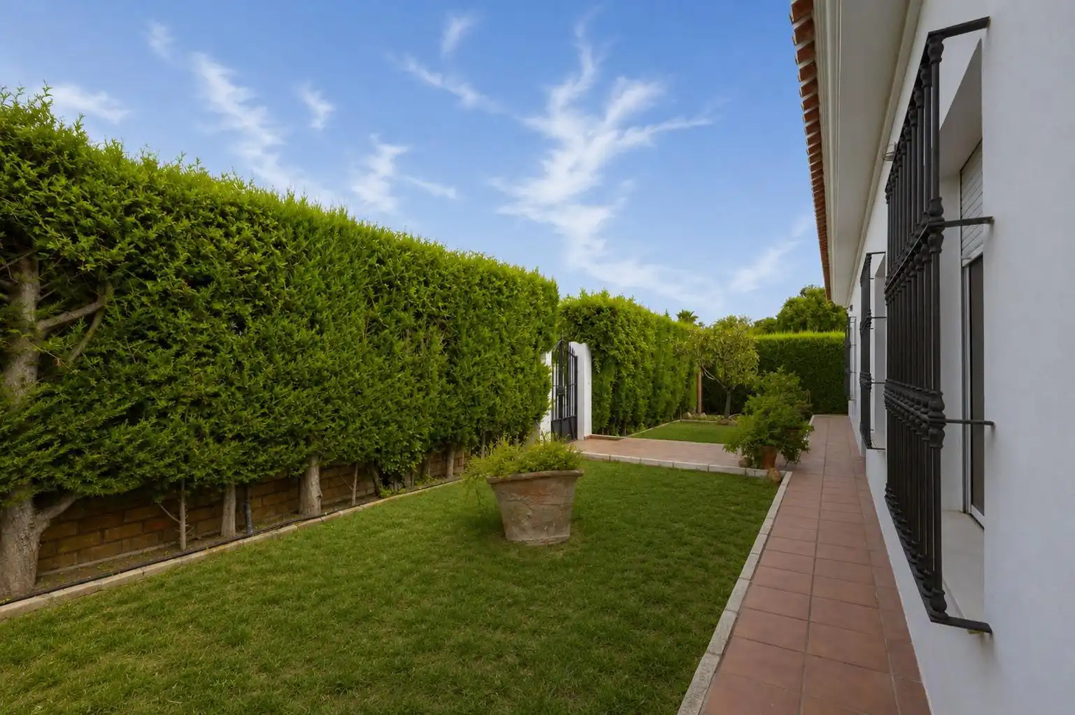 Jardí de Casa o xalet en venda en Sanlúcar la Mayor amb Jardí privat, Traster i Piscina