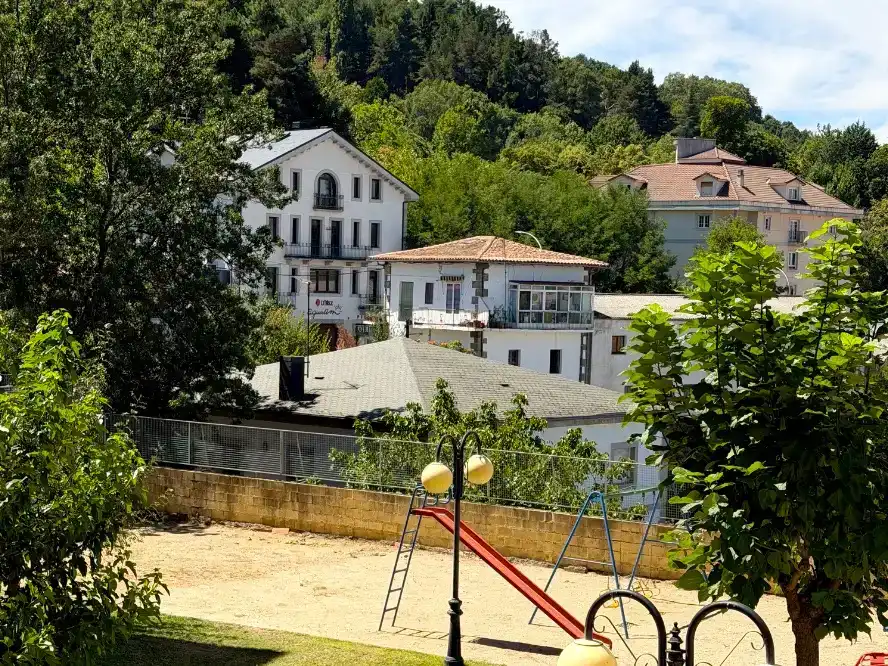 Vista exterior de Pis de lloguer en Béjar amb Parquet, Moblat i Balcó