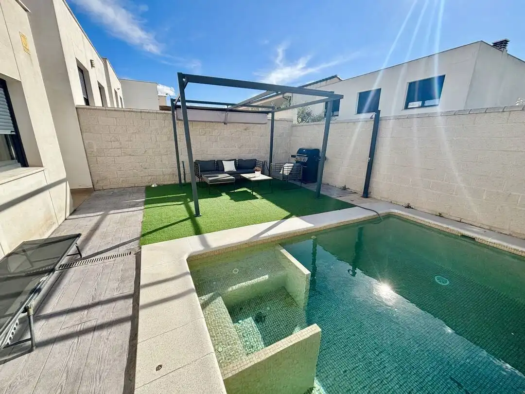 Piscina de Casa adosada en venta en Olías del Rey con Aire acondicionado, Calefacción y Piscina
