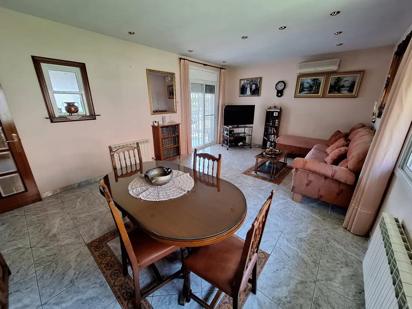 Wohnzimmer von Country house zum Verkauf in Santa Eulàlia de Ronçana mit Klimaanlage, Privatgarten und Terrasse