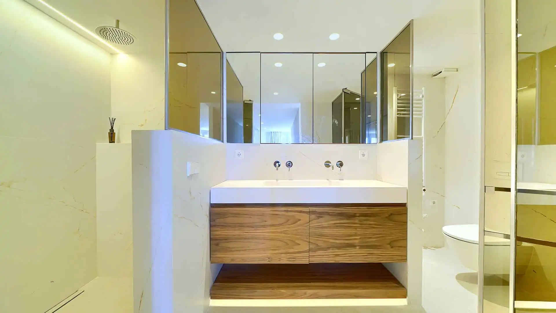 Bathroom of Attic for sale in Marbella  with Air Conditioner, Terrace and Storage room