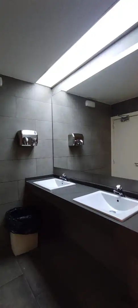 Baño de Oficina de alquiler en Barcelona con Aire acondicionado y Calefacción