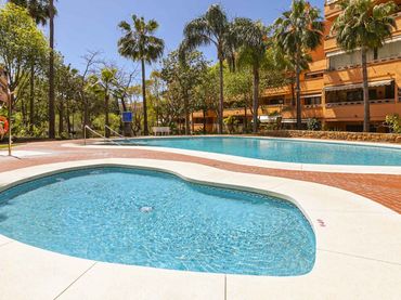 Apartament amb piscina en venda a Avenida Conde Rudi