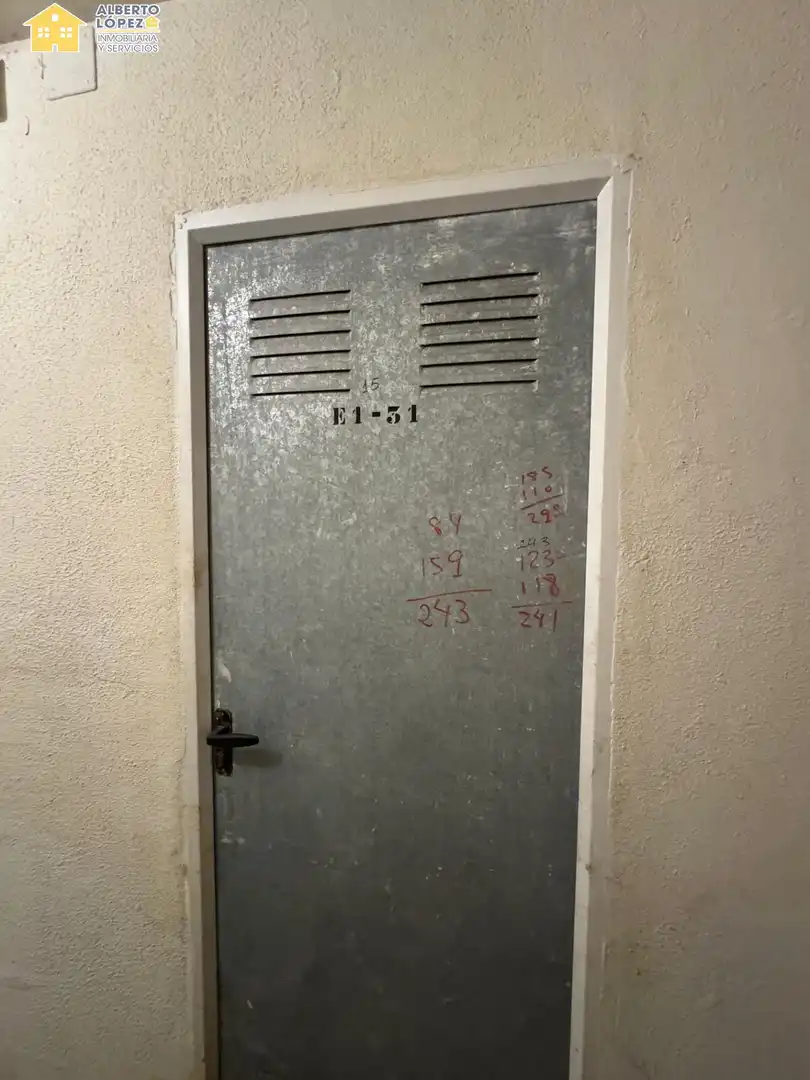 Parking de Apartamento en venta en Alicante / Alacant con Aire acondicionado, Calefacción y Piscina comunitaria