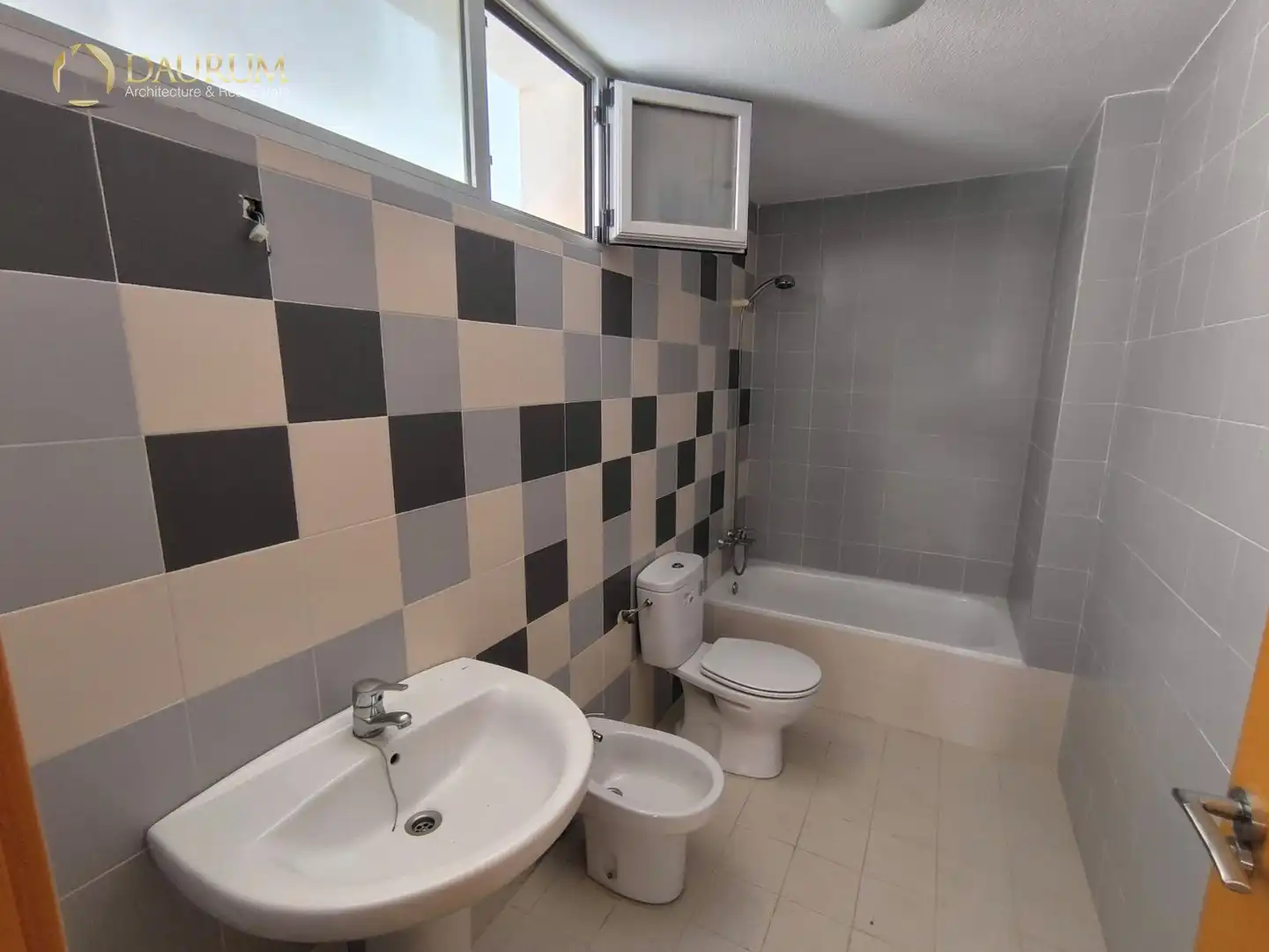 Badezimmer von Wohnung zum Verkauf in Alicante / Alacant mit Terrasse und Abstellraum