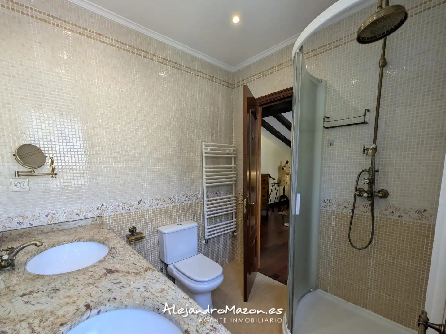 Badezimmer von Einfamilien-Reihenhaus zum Verkauf in Castro-Urdiales mit Heizung, Privatgarten und Terrasse