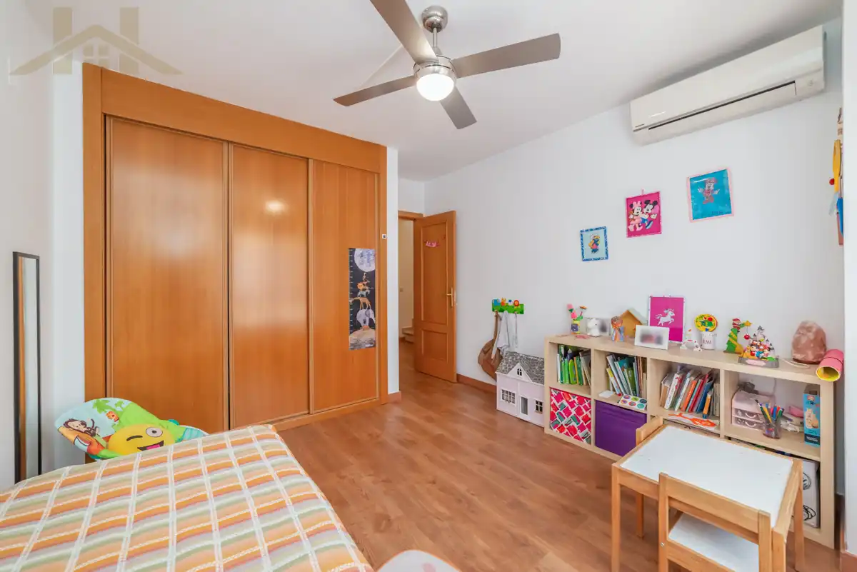 Schlafzimmer von Einfamilien-Reihenhaus zum Verkauf in Valdemoro mit Klimaanlage, Heizung und Privatgarten