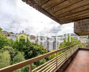 Vista exterior de Pis en venda en Donostia - San Sebastián  amb Terrassa i Piscina