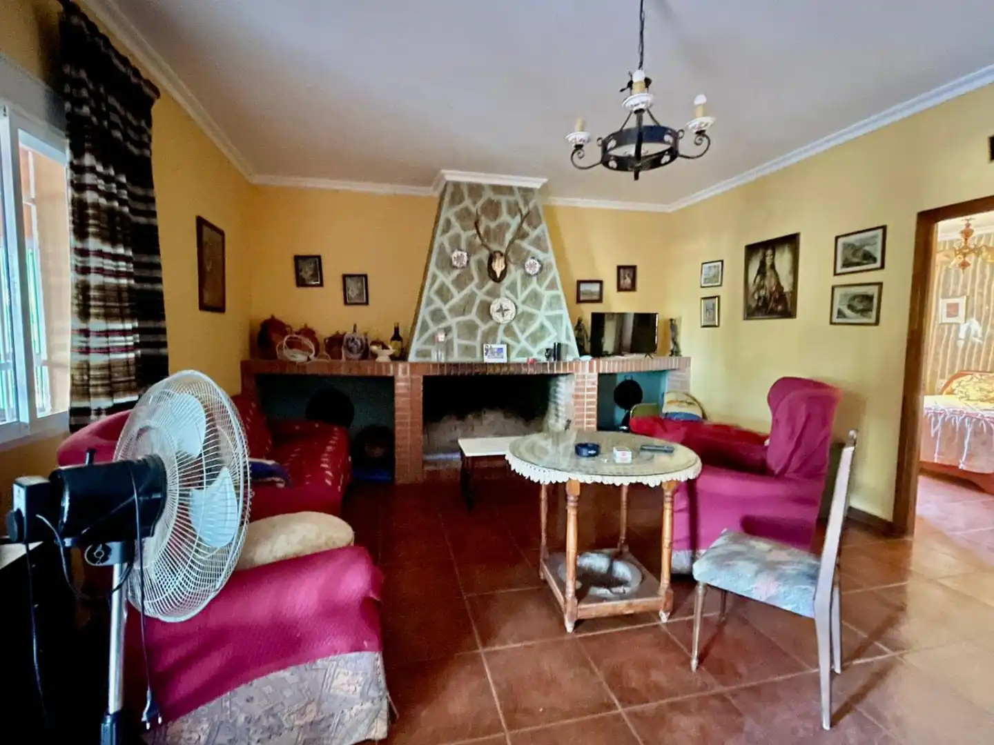 Sala d'estar de Finca rústica en venda en Valdepeñas amb Piscina