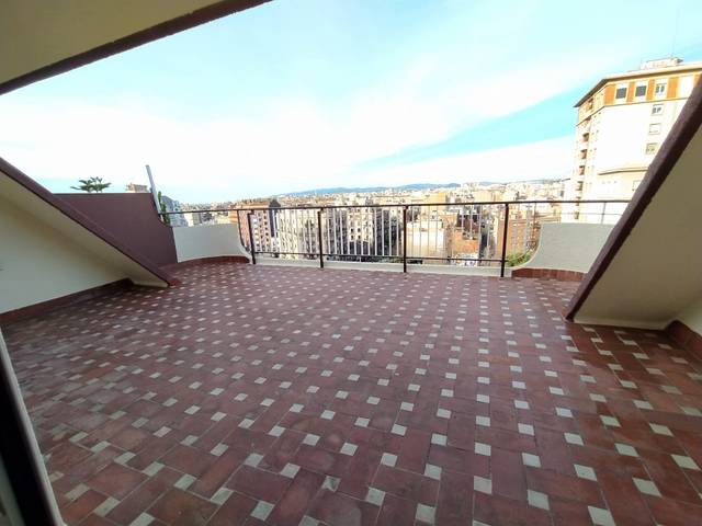 Ático en Alquiler en Plaça de Sants en Sants