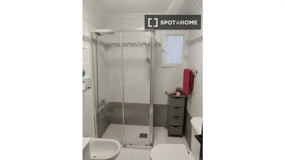 Bany de Apartament per a compartir en Córdoba amb Aire condicionat, Terrassa i Moblat