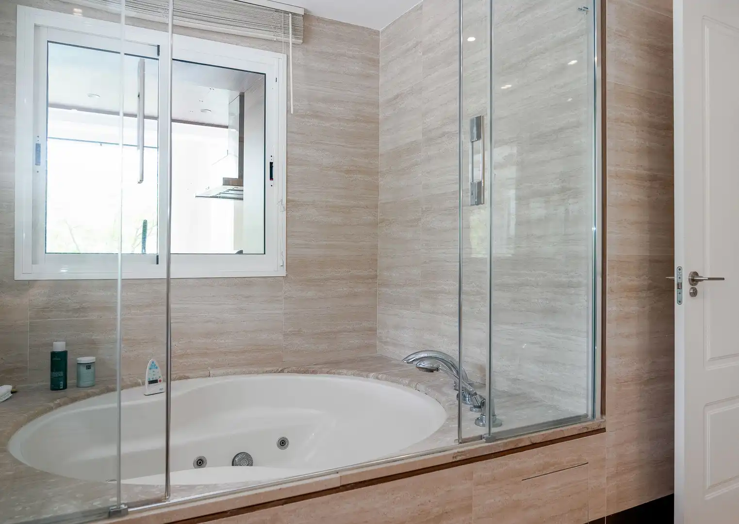 Baño de Planta baja en venta en Marbella con Aire acondicionado, Calefacción y Jardín privado