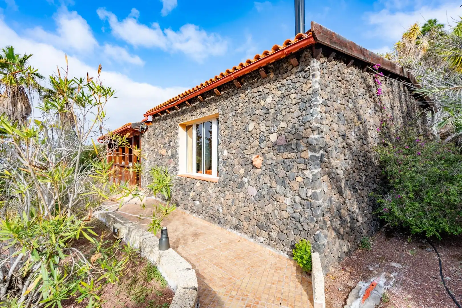Vista exterior de Casa o xalet en venda en Guía de Isora amb Calefacció, Jardí privat i Moblat