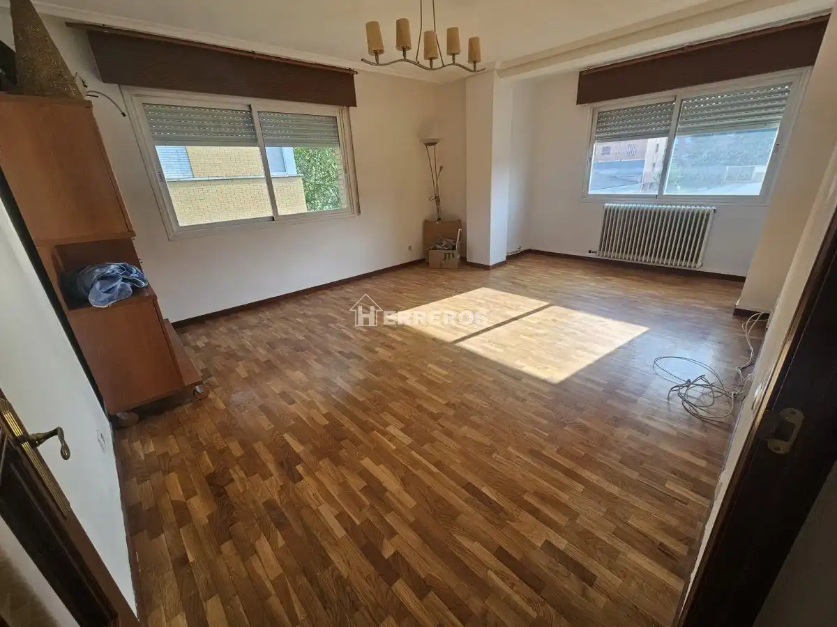 Sala de estar de Piso en venta en  Logroño con Calefacción, Parquet y Trastero