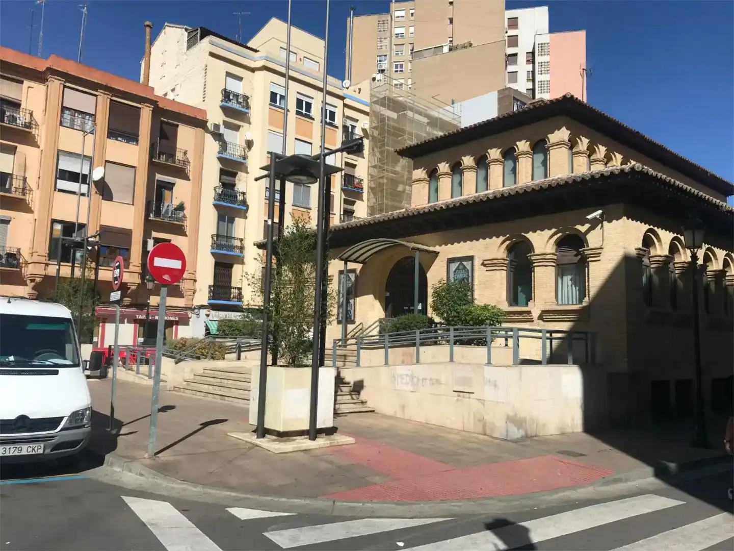 Außenansicht von Wohnung zum Verkauf in  Zaragoza Capital mit Klimaanlage und Balkon