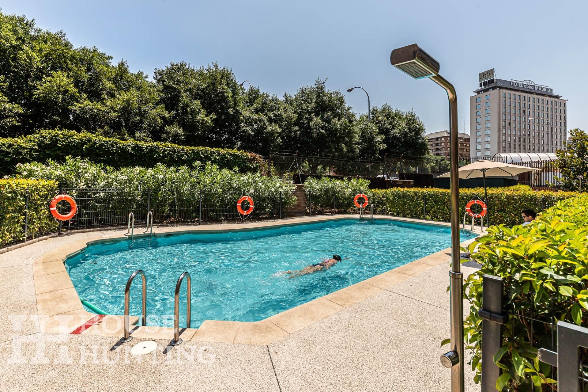 Piscina de Pis en venda en  Madrid Capital amb Aire condicionat, Calefacció i Jardí privat