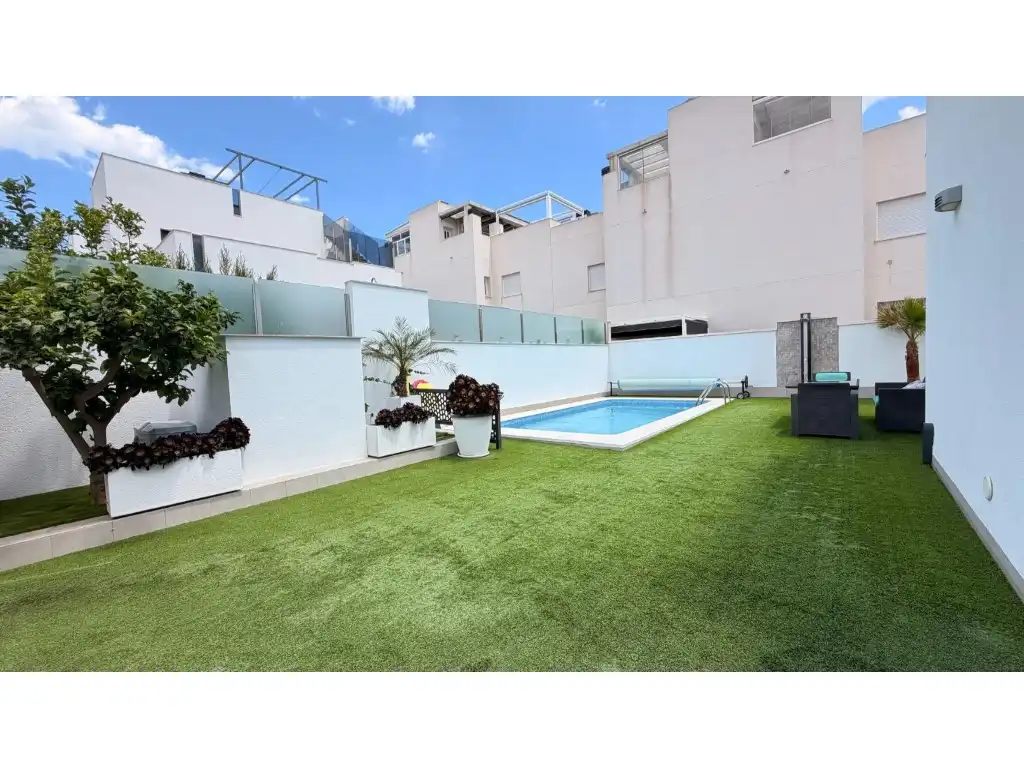 House with pool for sale in Calle Maite Pagazaurtundua Ruiz, imagen 4