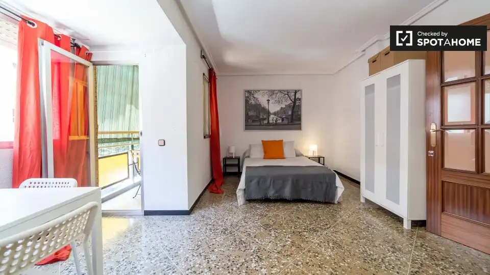 Habitación de Piso de alquiler en Valencia con Aire acondicionado, Calefacción y Amueblado