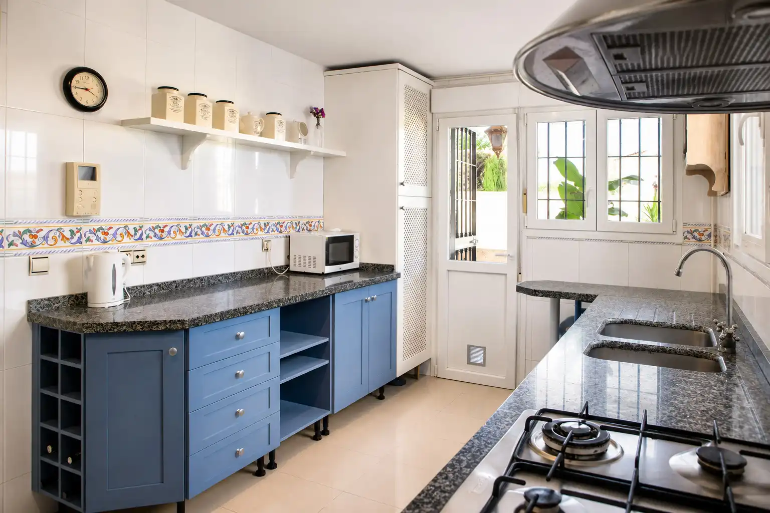 Kitchen of Houses for sale in Espartinas  with Air Conditioner, Private garden and Oven