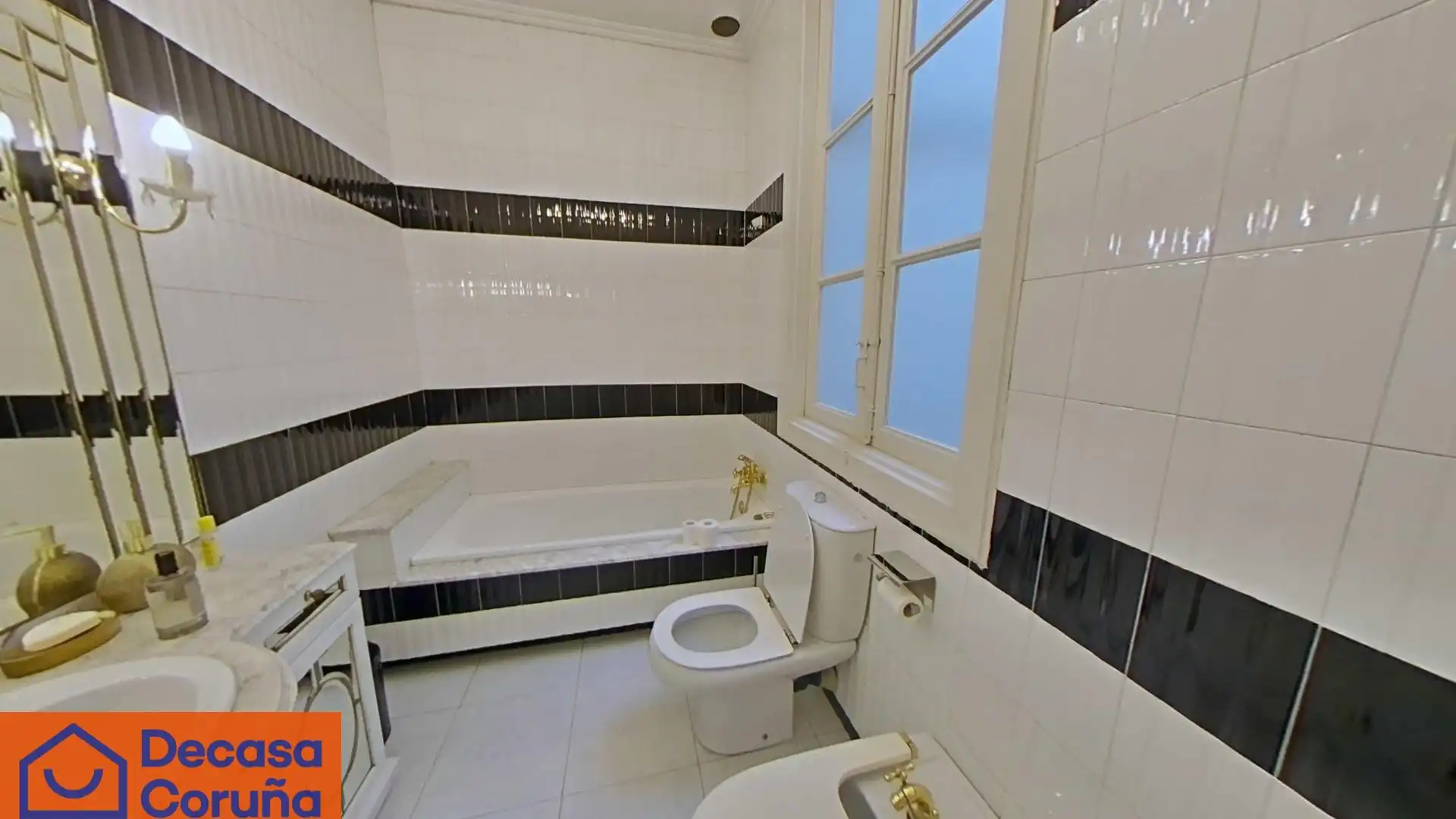 Badezimmer von Wohnung zum Verkauf in A Coruña Capital  mit Abstellraum und Alarm