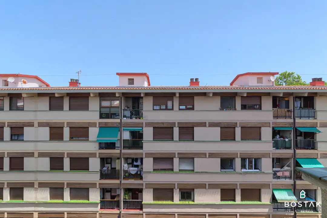 Außenansicht von Wohnung zum Verkauf in Bilbao  mit Heizung und Balkon
