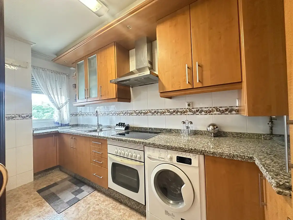 Cocina de Piso de alquiler en Santiago de Compostela  con Calefacción, Trastero y Amueblado