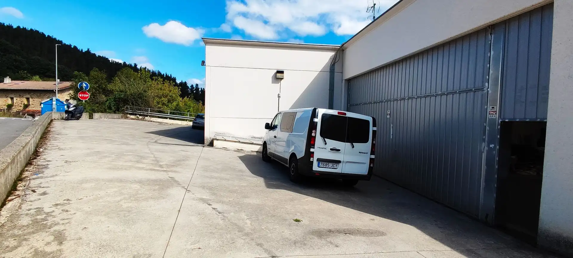 Parkplatz von Fabrikhallen zum Verkauf in Izurtza