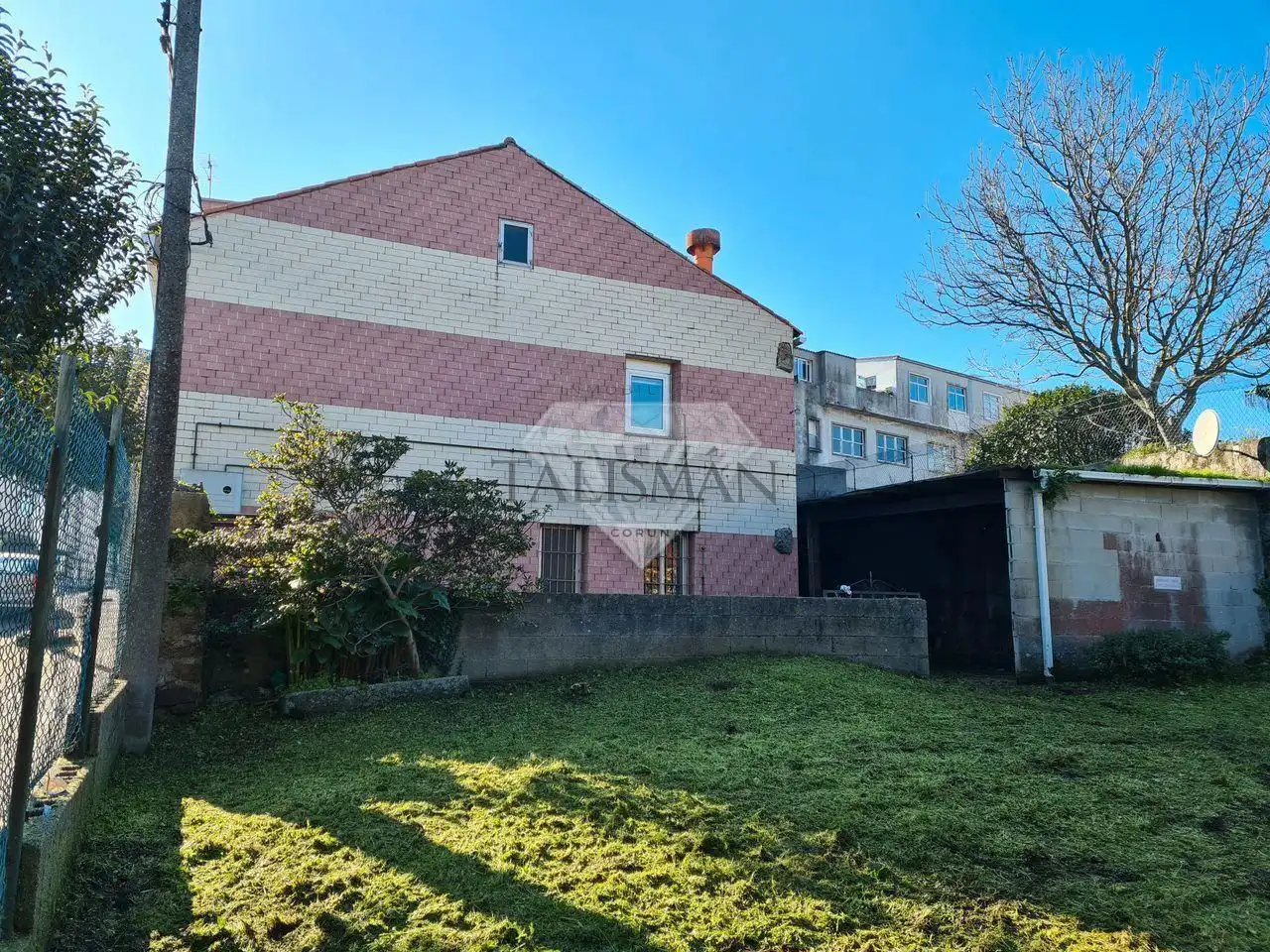 Vista exterior de Casa o xalet en venda en Arteixo amb Calefacció, Jardí privat i Moblat