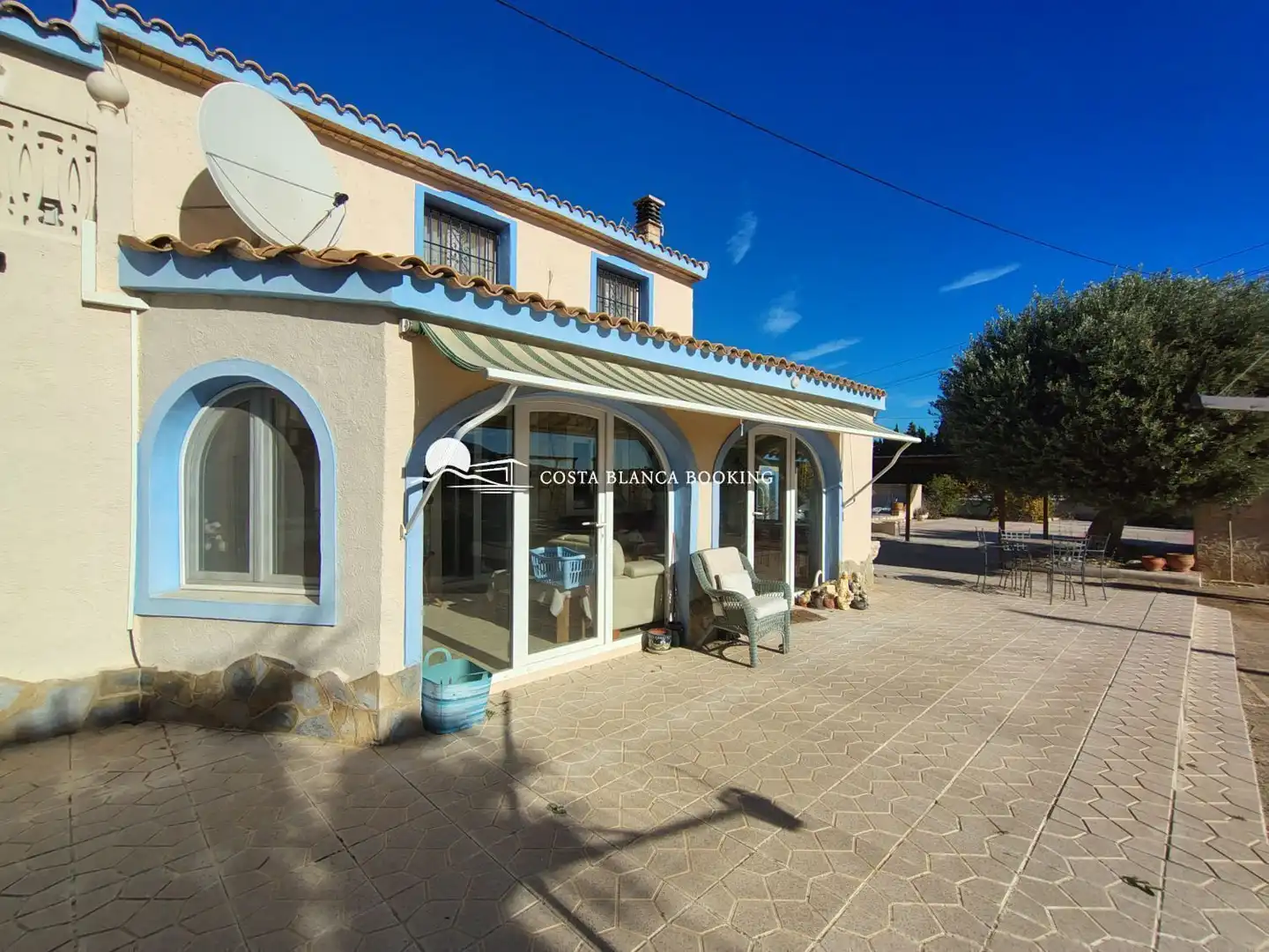 Vista exterior de Casa o xalet en venda en L'Alfàs del Pi amb Aire condicionat, Calefacció i Jardí privat