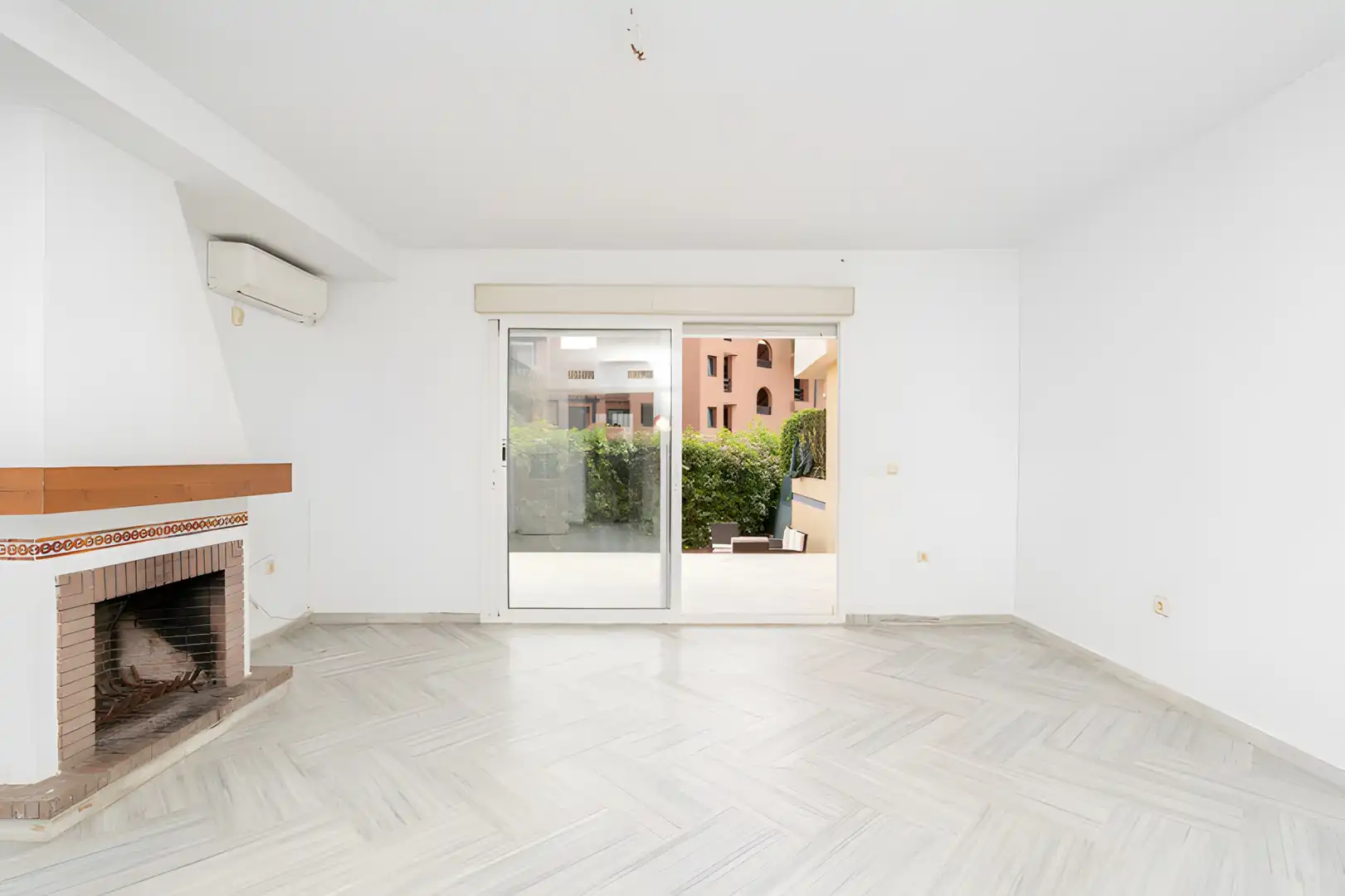 Wohnzimmer von Einfamilien-Reihenhaus zum Verkauf in Estepona mit Klimaanlage, Privatgarten und Terrasse