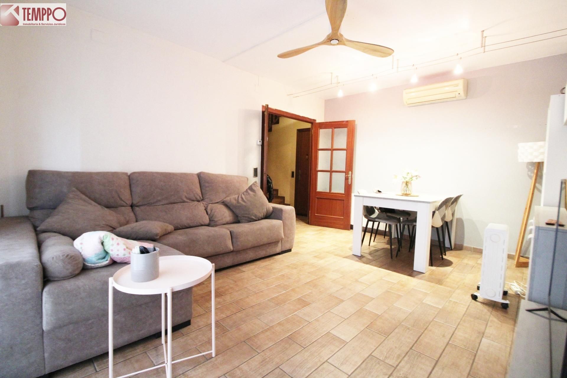 Sala d'estar de Casa adosada en venda en El Vendrell amb Calefacció, Terrassa i Traster