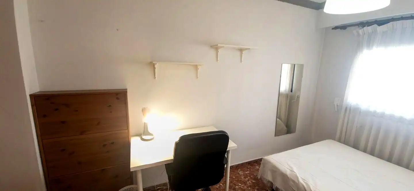 Dormitori de Pis de lloguer en Valencia amb Aire condicionat, Terrassa i Moblat