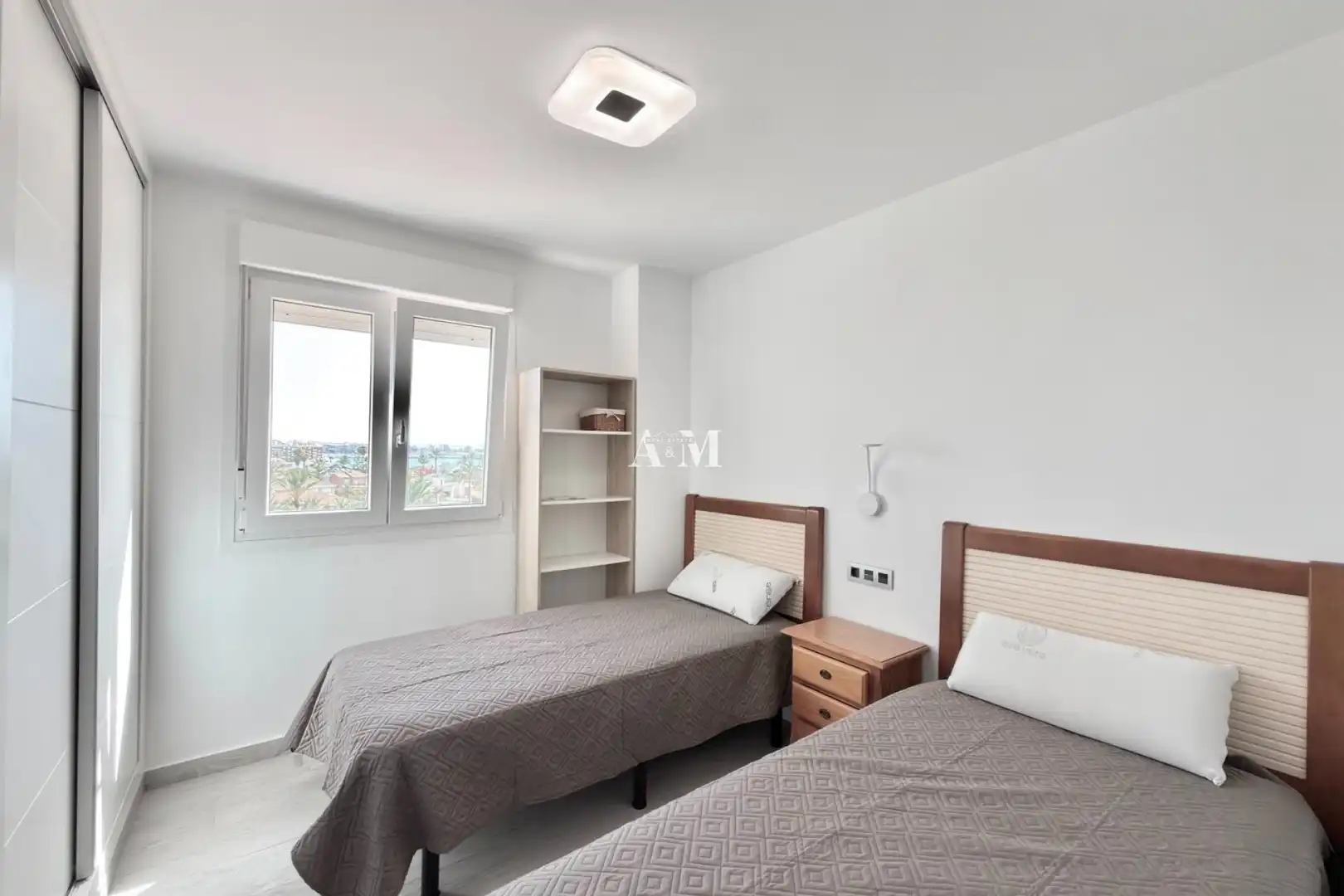 Dormitori de Pis de lloguer en Torrevieja amb Terrassa, Piscina i Moblat