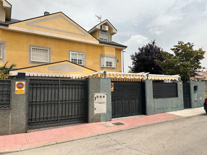 Vista exterior de Casa adosada en venda en Loeches amb Aire condicionat i Piscina