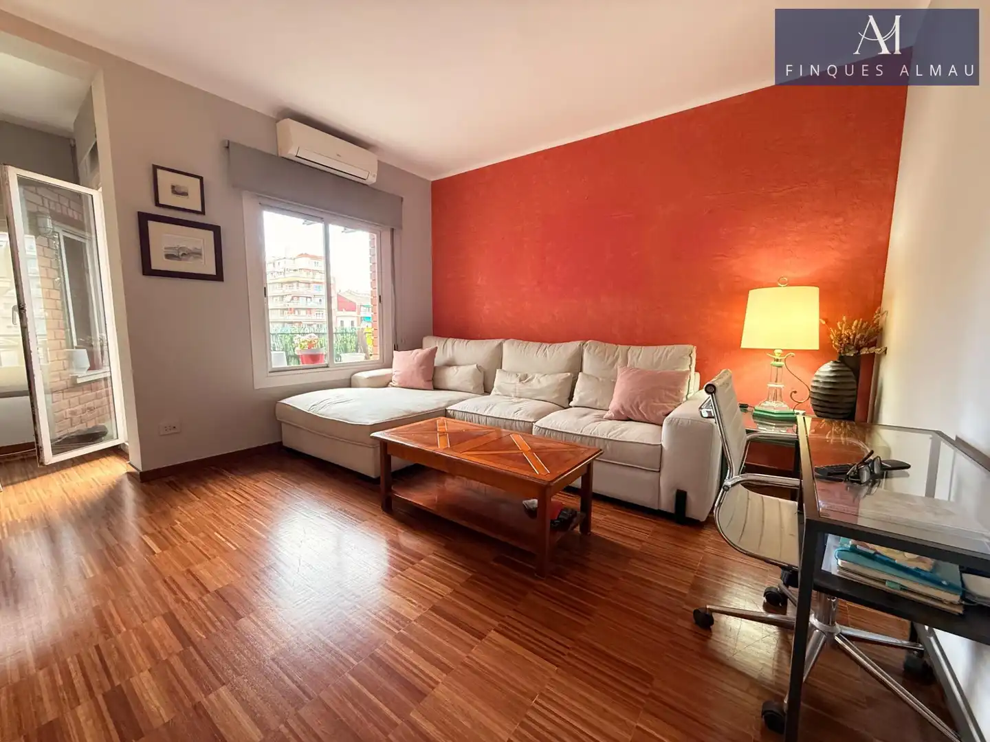 Sala d'estar de Pis en venda en Barcelona amb Aire condicionat, Calefacció i Parquet