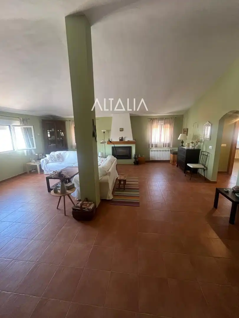Sala d'estar de Casa o xalet en venda en Torrejoncillo del Rey amb Calefacció, Terrassa i Alarma